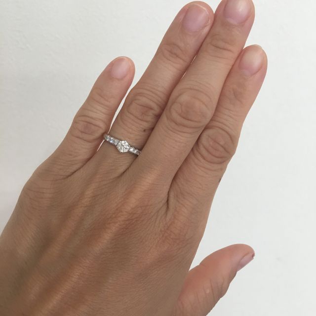 【MIKIMOTO(ミキモト)の口コミ】 センターダイヤとメレダイヤが共にキラキラ輝き素敵だった。普段使いしや…