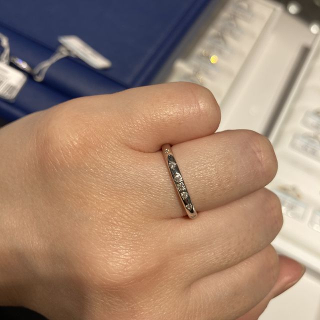 【銀座ダイヤモンドシライシの口コミ】 ストレートでダイヤモンドが付いている指輪を探してました。他の商品目当…