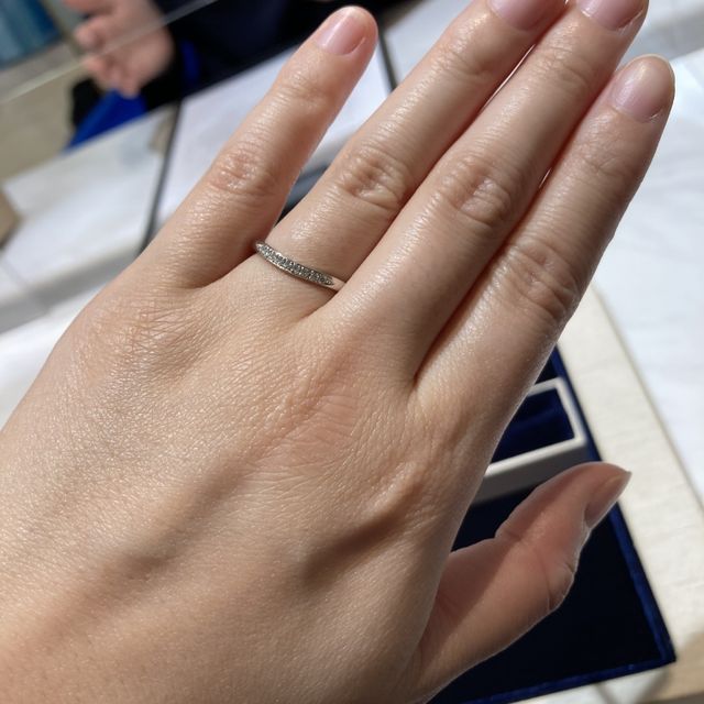 【WEDYの口コミ】 ダイヤモンドが白っぽく上品でとてもキラキラして綺麗でした。眺めるたび…