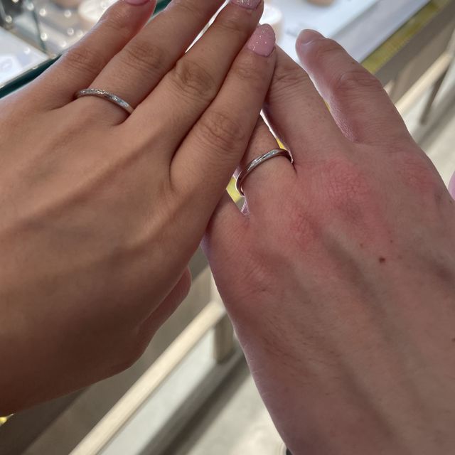 【BIJOUPIKO(ビジュピコ)の口コミ】 色々試着させてもらいましたがダイヤが3個ほど付いていて大きめで輝いてい…