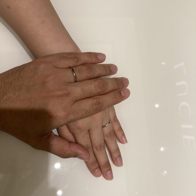 【俄(にわか)の口コミ】 結婚指輪を買うにあたって色々なブランドの指輪を試着しました。
夫の好み…