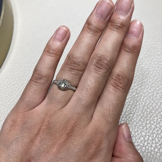 【ショーメ(CHAUMET)の口コミ】 指輪の周りをメレダイヤがクロスで取り囲んでいるデザインです。
パヴェの…