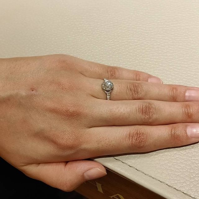 【ショーメ(CHAUMET)の口コミ】 指輪の周りをメレダイヤがクロスで取り囲んでいるデザインです。
パヴェの…