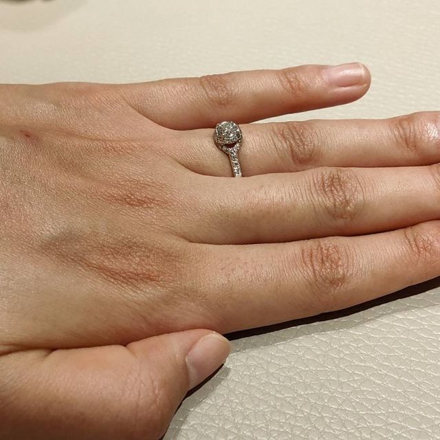 【ショーメ(CHAUMET)の口コミ】 指輪の周りをメレダイヤがクロスで取り囲んでいるデザインです。
パヴェの…