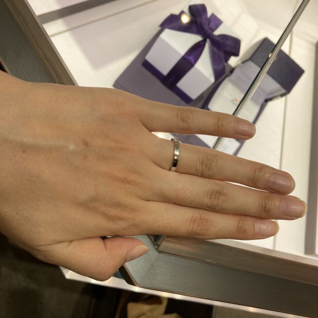 【俄(にわか)の口コミ】 ハーフエタニティで鍛造、丸みがあまりないデザイン、裏返してつけても違…