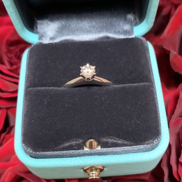 【ティファニー(Tiffany & Co.)の口コミ】 婚約指輪なのでシンプルだけど存在感のある一粒ダイヤのデザインにしまし…