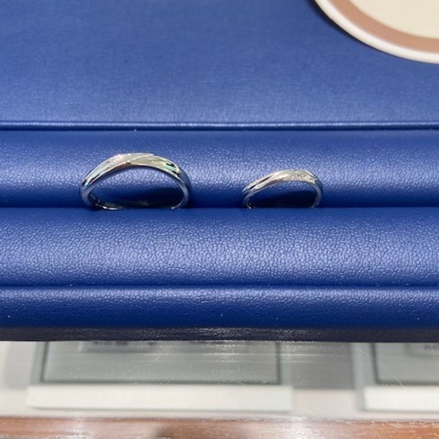 【銀座ダイヤモンドシライシの口コミ】 細めの指にはウェーブのかかった優しいデザインが合うとアドバイスをいた…