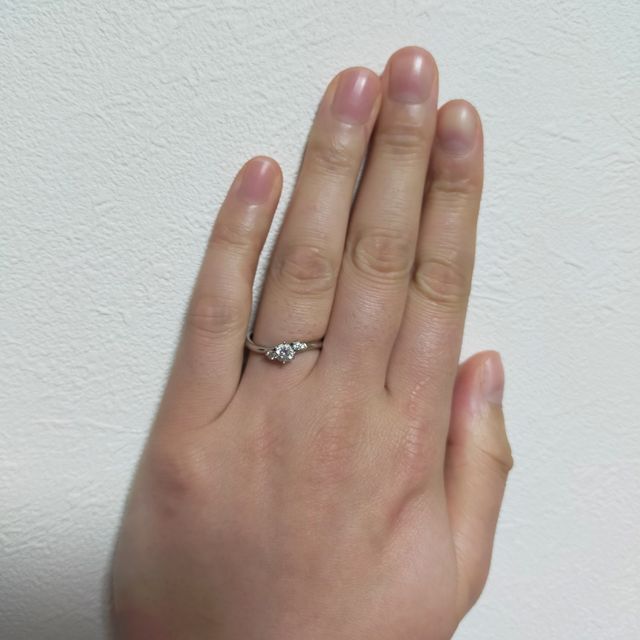 【銀座ダイヤモンドシライシの口コミ】 デザインがお花みたいに見えて可愛かったので購入しました。またダイヤが…