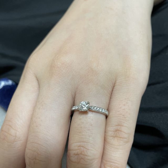 【ラザール ダイヤモンド(LAZARE DIAMOND)の口コミ】 デザインが気に入ってこの指輪を選びました。
メレダイヤが可愛く、センタ…