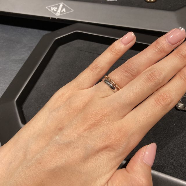 【ヴァン クリーフ＆アーペル(Van Cleef & Arpels)の口コミ】 とにかくつけ心地が滑らかで、横の指とのあたりがすごく優しいです。まる…