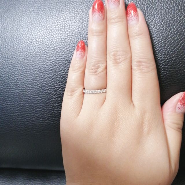 【銀座ダイヤモンドシライシの口コミ】 指輪のデザインはエタニティ系に絞っていましたが、周りから「ダイヤが取…