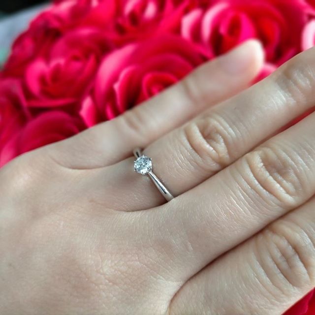 【ラザール ダイヤモンド(LAZARE DIAMOND)の口コミ】 シンプルで、王道のデザインを求めていました。虹色に輝くダイヤモンドで…