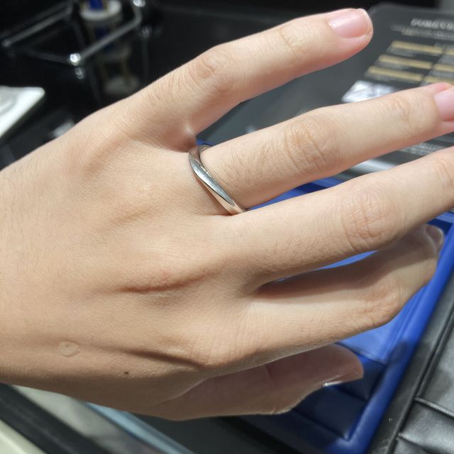 【銀座ダイヤモンドシライシの口コミ】 他に見ないデザインだったことです。
自分側からしか見れない、隠れたカラ…