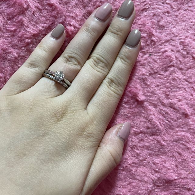 【銀座ダイヤモンドシライシの口コミ】 婚約指輪がストレートの為重ね付けした際違和感がないようストレートの結…