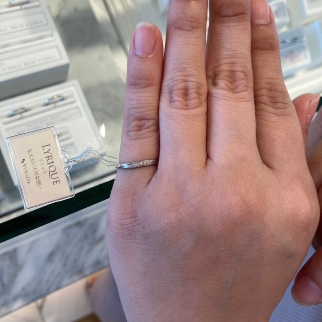 【VIVAGE(ヴィヴァージュ)の口コミ】 デザイン的には斜めに石が配置されてるのが好みです。
シンプルめなデザイ…