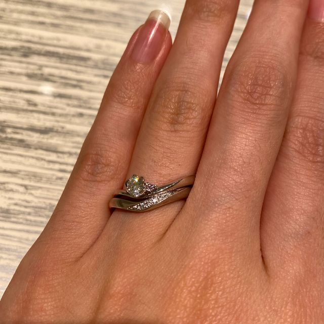 【TRECENTI(トレセンテ)の口コミ】 V字のリングが左手薬指にフィットする形になるように作られており、指にし…