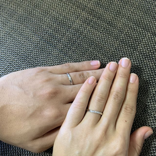 【4℃ BRIDAL(ヨンドシーブライダル)の口コミ】 ウェーブの細いデザインを探していてこちらに決めました。細かいダイヤが…