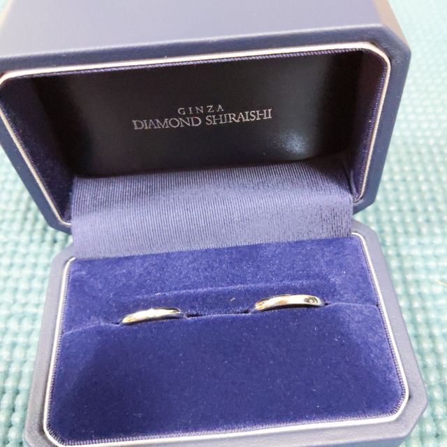 【銀座ダイヤモンドシライシの口コミ】 シンプルで飽きのこないデザインが決めてとなりました。きれいで主張しす…