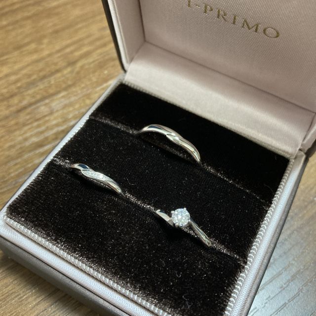 【アイプリモ(I-PRIMO)の口コミ】 彼がくれた婚約指輪と重ねてつけた時にカッチリ合う物を探していました。…