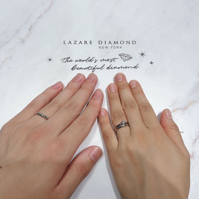 【ラザール ダイヤモンド(LAZARE DIAMOND)の口コミ】 シンプルながらも上下で色が分かれており、角度によって見え方が異なる点…