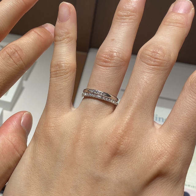 【銀座ダイヤモンドシライシの口コミ】 デザインで決めました！関節がしっかりした長さのある指だったため、スト…