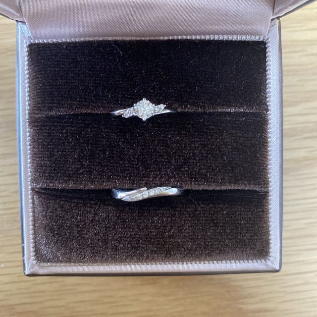 【アイプリモ(I-PRIMO)の口コミ】 婚約指輪を購入させていただいたときにテーブルショーケースの中に展示し…