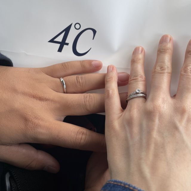 【4℃ BRIDAL(ヨンドシーブライダル)の口コミ】 婚約指輪はサプライズ、結婚指輪は2人で気に入ったデザインを選びました。…