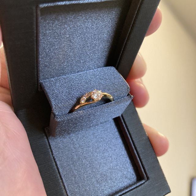 【ラザール ダイヤモンド(LAZARE DIAMOND)の口コミ】 婚約指輪についての知識がない中、スタッフの方が非常に親身になって話を…