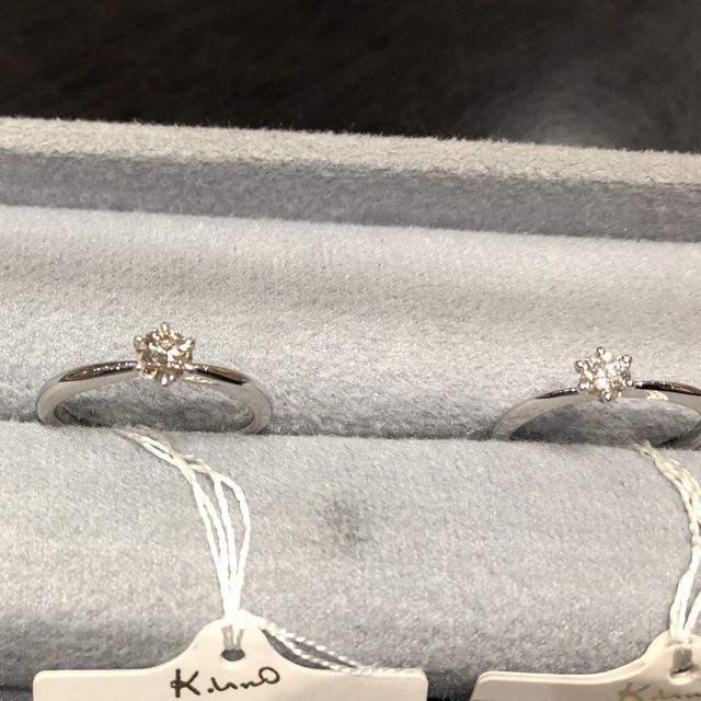 【ケイウノ ブライダル(K.UNO BRIDAL)の口コミ】 シンプルながら可愛らしいデザインで探していただきましたが、着用時の指…