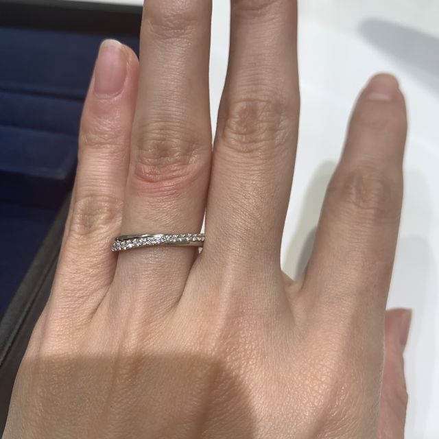 【4℃ BRIDAL(ヨンドシーブライダル)の口コミ】 クラスになっているデザインがとても可愛かった。ハーフエタニティーで探…