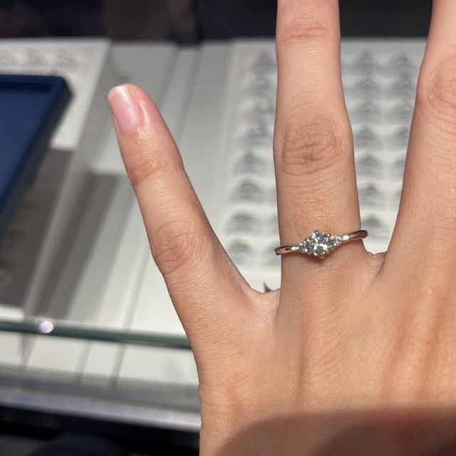 【銀座ダイヤモンドシライシの口コミ】 smiling jasmineのサイドのダイヤの両外側にさらに小さなダイヤを追加し、…