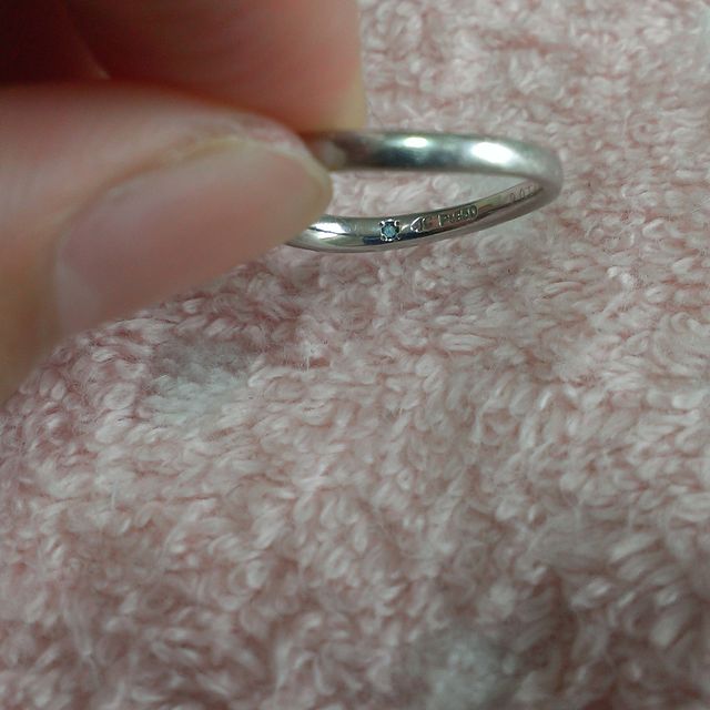 【4℃ BRIDAL(ヨンドシーブライダル)の口コミ】 指にフィットするS字型で、見た目もシンプルでスタイリッシュな所が気に入…