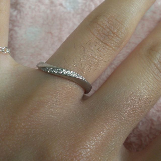 【4℃ BRIDAL(ヨンドシーブライダル)の口コミ】 指にフィットするS字型で、見た目もシンプルでスタイリッシュな所が気に入…