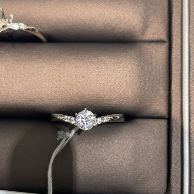 【アイプリモ(I-PRIMO)の口コミ】 Vの細身タイプで探していて、この指輪に出会いました。
指が細く長い人に…