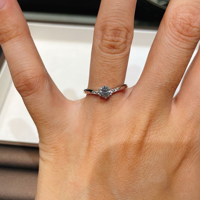 【アイプリモ(I-PRIMO)の口コミ】 Vの細身タイプで探していて、この指輪に出会いました。
指が細く長い人に…