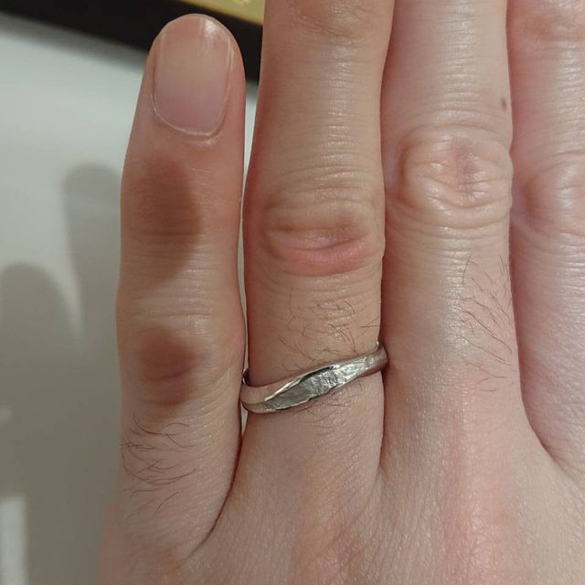 【MIORING(ミオリング)の口コミ】 和紙を使ったウェーブ型の指輪です。女性用の指輪は上下の斜面にダイヤモ…