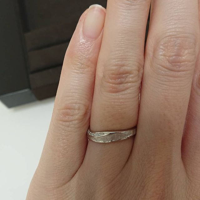 【MIORING(ミオリング)の口コミ】 和紙を使ったウェーブ型の指輪です。女性用の指輪は上下の斜面にダイヤモ…