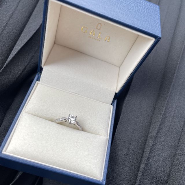 【GALA JEWELRY(ガラジュエリー)の口コミ】 デザインとダイヤのクオリティーでこちらを選びました。　
数百種類のデザ…