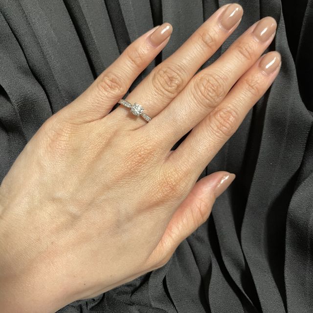 【GALA JEWELRY(ガラジュエリー)の口コミ】 デザインとダイヤのクオリティーでこちらを選びました。　
数百種類のデザ…