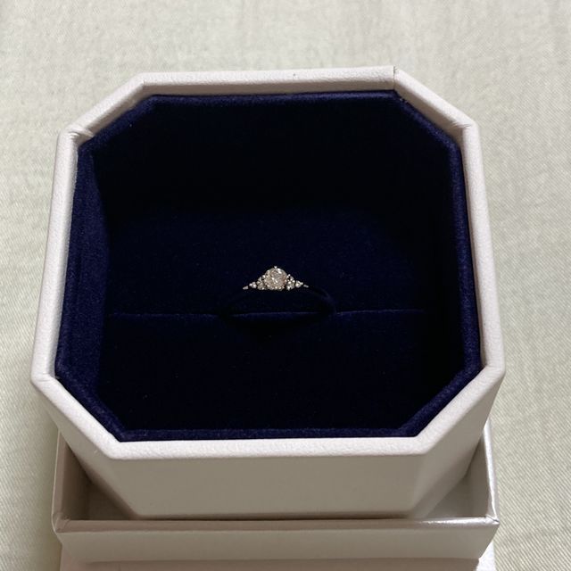 【4℃ BRIDAL(ヨンドシーブライダル)の口コミ】 デザインで決めました。花が咲いたようなデザインで、担当者に詳しく聞く…