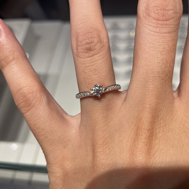 【銀座ダイヤモンドシライシの口コミ】 Vの細身の指輪で婚約指輪を探しており、こちらに辿り着きました。
たくさ…