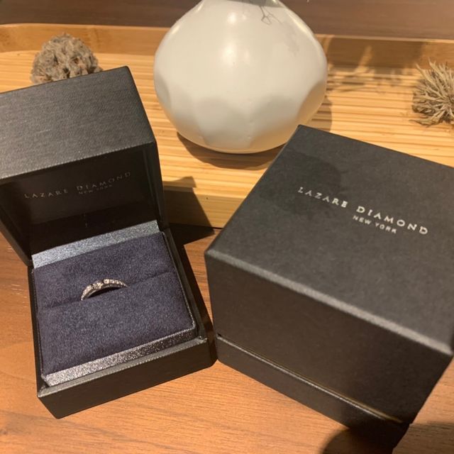 【ラザール ダイヤモンド(LAZARE DIAMOND)の口コミ】 普段のオシャレでも使えるように、服が引っかかない爪が出ていないタイプ…