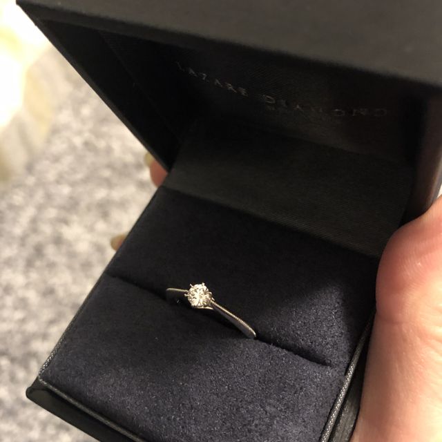 【ラザール ダイヤモンド(LAZARE DIAMOND)の口コミ】 良いデザインが多くてすごく迷いましたが、リングのミル打ちの一本線がダ…