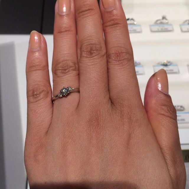 【銀座ダイヤモンドシライシの口コミ】 指がとても綺麗に見えます。ひと粒だけではないので、豪華に見えます。両…