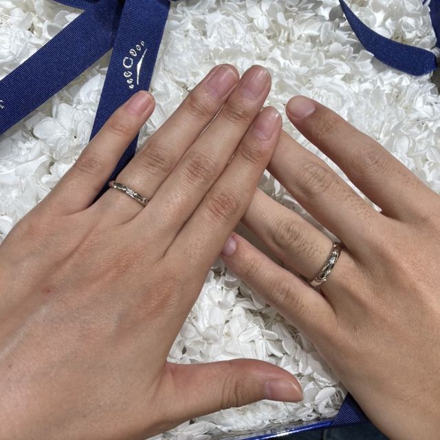 【ショーメ(CHAUMET)の口コミ】 捻ったようなデザインで、女性向けの幅のものには石がついています。一粒…