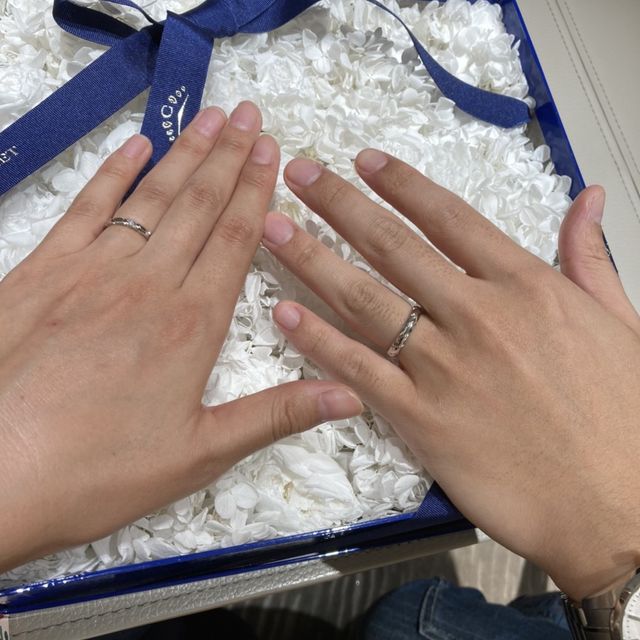 【ショーメ(CHAUMET)の口コミ】 捻ったようなデザインで、女性向けの幅のものには石がついています。一粒…