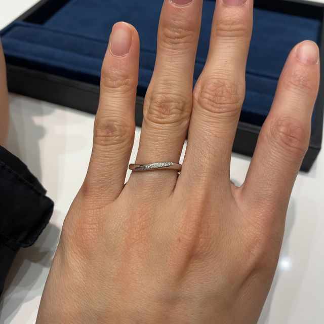 【4℃ BRIDAL(ヨンドシーブライダル)の口コミ】 1番人気のリングだと教えていただきました。
こちらはポンチ留めといって…