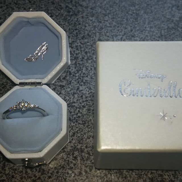 【Disney Cinderella(ディズニー シンデレラ)の口コミ】 デザインが一番の決め手でした。
婚約指輪なので、見た目（見栄え）を重視…