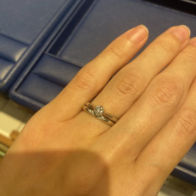 【銀座ダイヤモンドシライシの口コミ】 ソリティアですが、立て爪が高すぎず普段使いにも可愛く着用できそうと感…