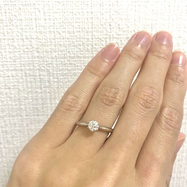 【銀座ダイヤモンドシライシの口コミ】 プラチナのソリティアであること、普段のデートでもつけられるデザイン(爪…